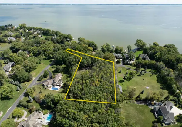 Limekiln Drive, NEENAH, WI 54956