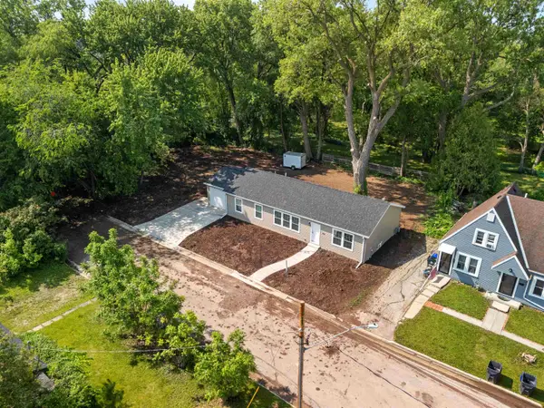 856 Riverlawn Street, NEENAH, WI 54956