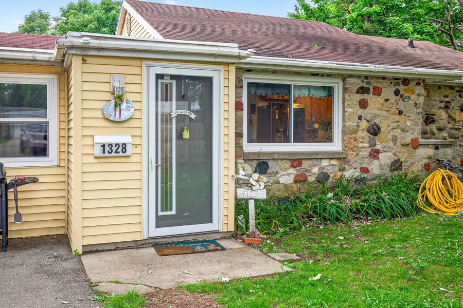 1328 W 9th Avenue, Oshkosh, WI 54902-6208 - Image #2