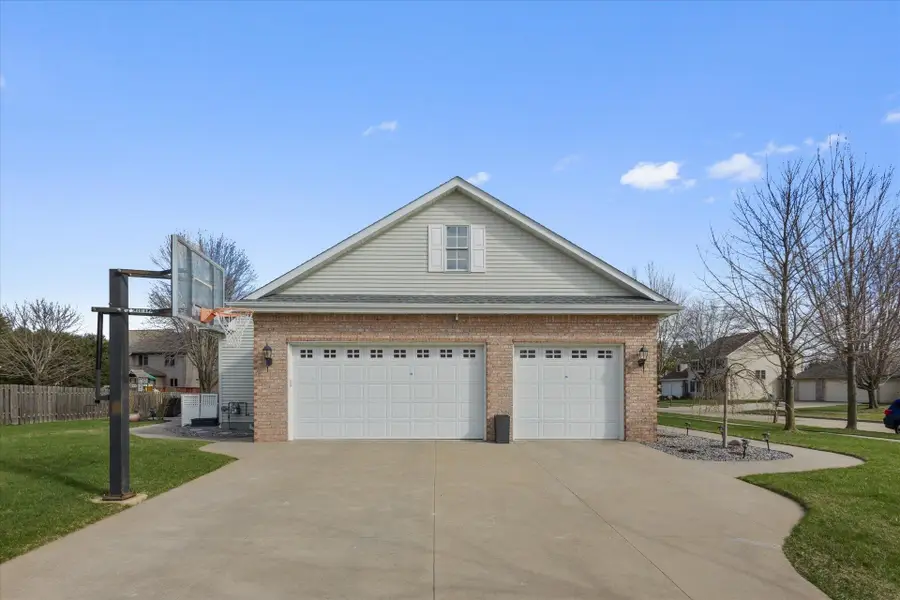 3020 E Fallcreek Lane, Appleton, WI 54913 - Image #2