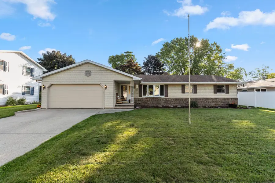 2512 N Chestwood Court, Appleton, WI 54911-2321 - Image #2