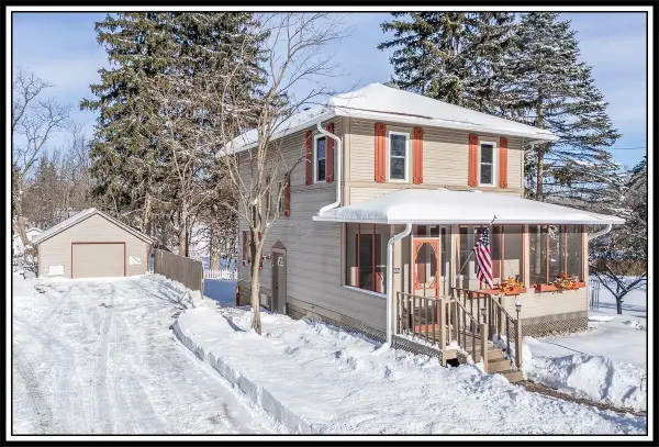 406 W Fulton Street, WAUPACA, WI 54981-1424