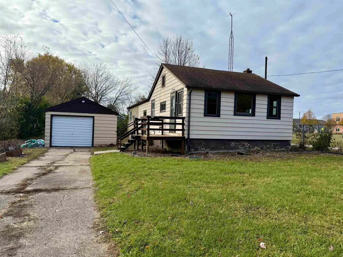 17 W Linwood Avenue, Oshkosh, WI 54901 - Image #1