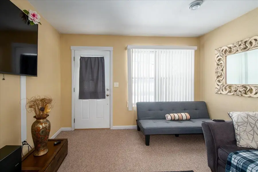 403 W 6th Avenue, Oshkosh, WI 54902 - Image #3