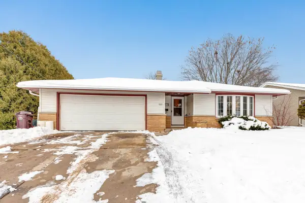 909 Lawton Terrace, MANITOWOC, WI 54220