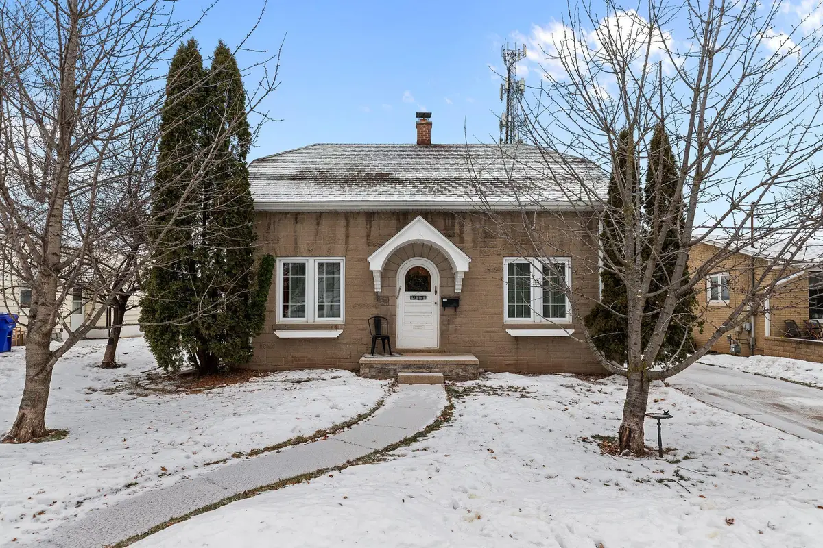 913 Desnoyer Street, Kaukauna, WI 54130 - Image #1