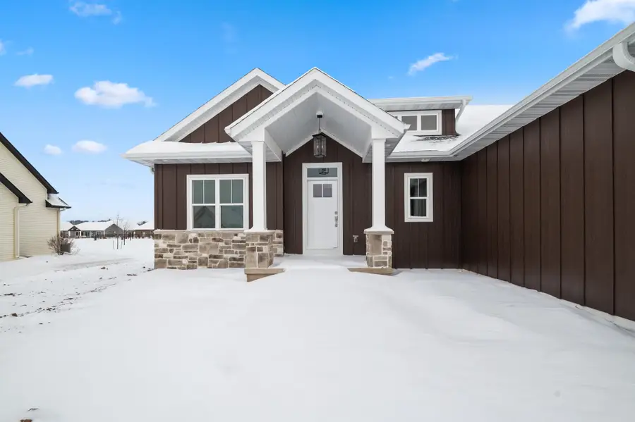 2712 Creekwood Circle, Green Bay, WI 54311 - Image #2