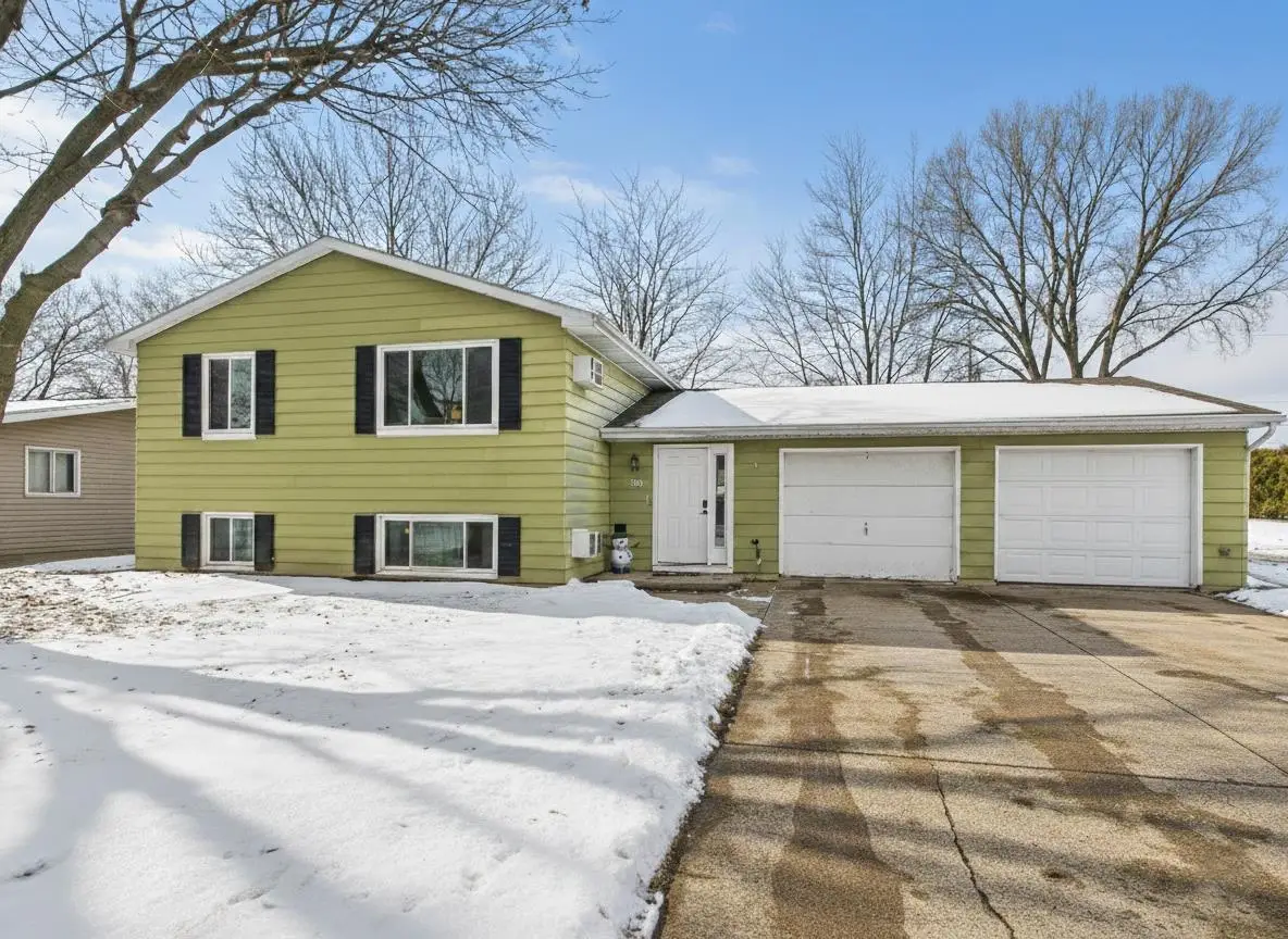 807 W Gruenwald Avenue, Oshkosh, WI 54901-2240 - Image #1