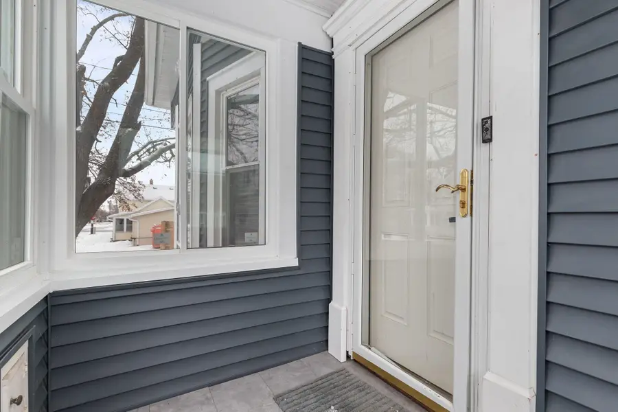 219 W 16th Avenue, Oshkosh, WI 54902-6927 - Image #2