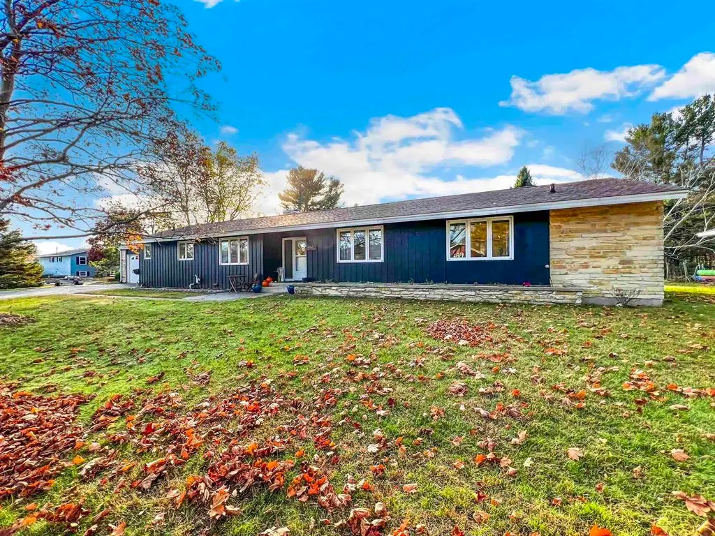 960 Shing Wa Uk Drive, Marinette, WI 54143 - #1