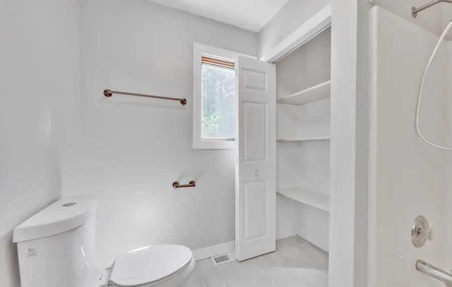 407 E Irving Avenue, Oshkosh, WI 54901-4518 - Image #3