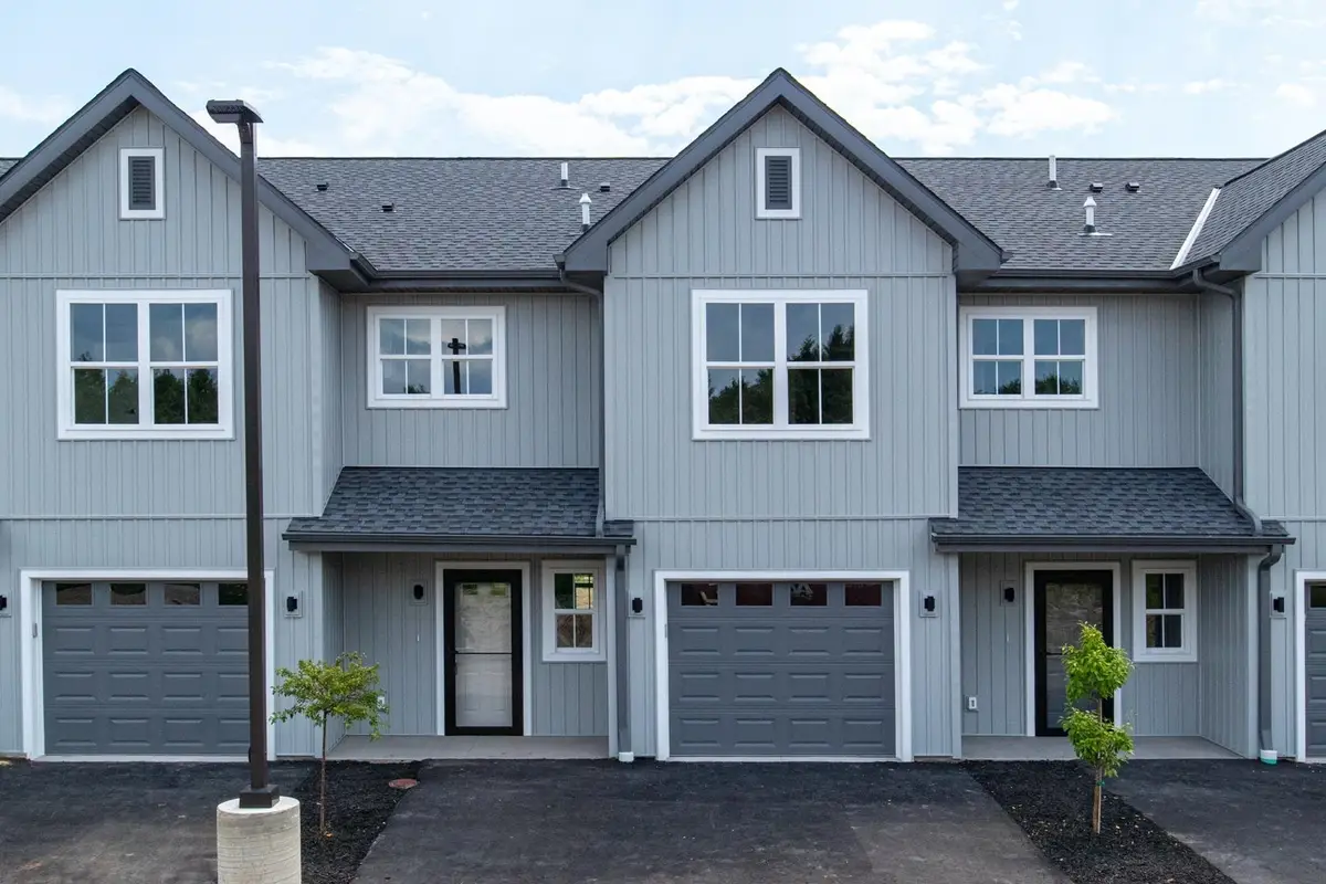 1076 W 20th Avenue, Oshkosh, WI 54902-6618 - #1