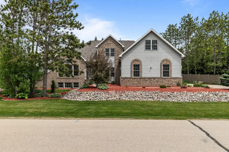 421 S Pine Grove Lane, Hortonville, WI 54944 - #2
