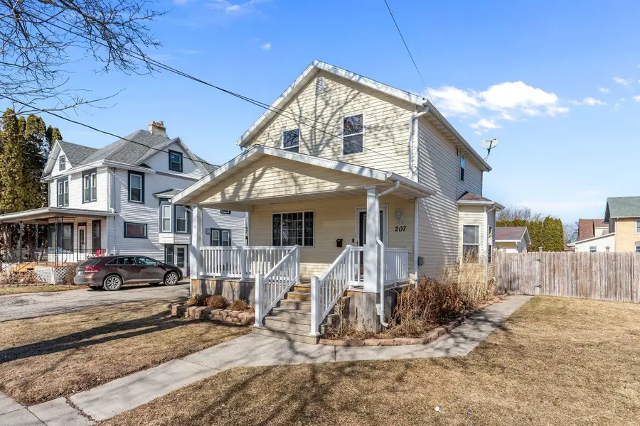 207 W Forest Avenue, Neenah, WI 54956 - #2