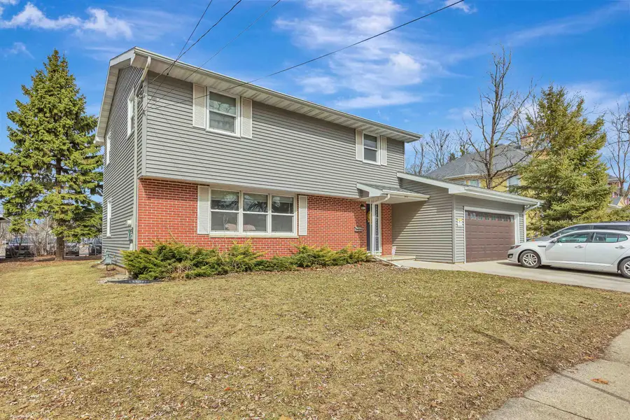 932 Vine Avenue, Oshkosh, WI 54901 - #2