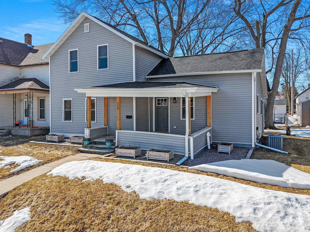109 W 4th Street, Kaukauna, WI 54130 - #1