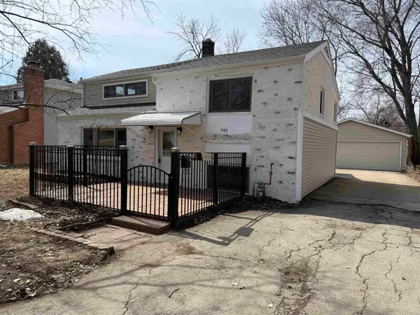 745 Carver Lane, MENASHA, WI 54952