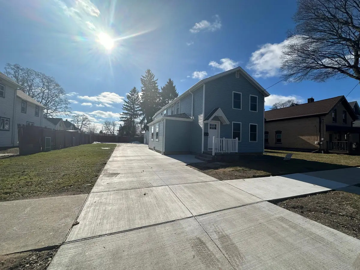911 St Clair Street, Manitowoc, WI 54220 - #1