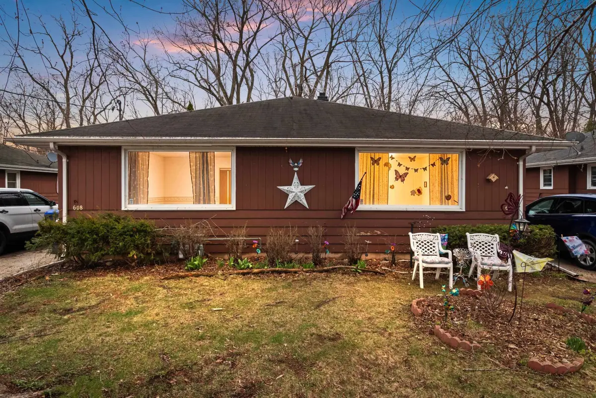 608 Knight Avenue, Neenah, WI 54956 - #1