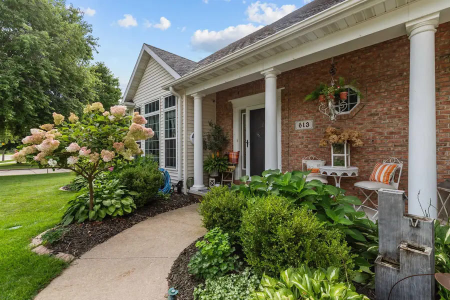 613 E Castlebury Lane, Appleton, WI 54913 - #3