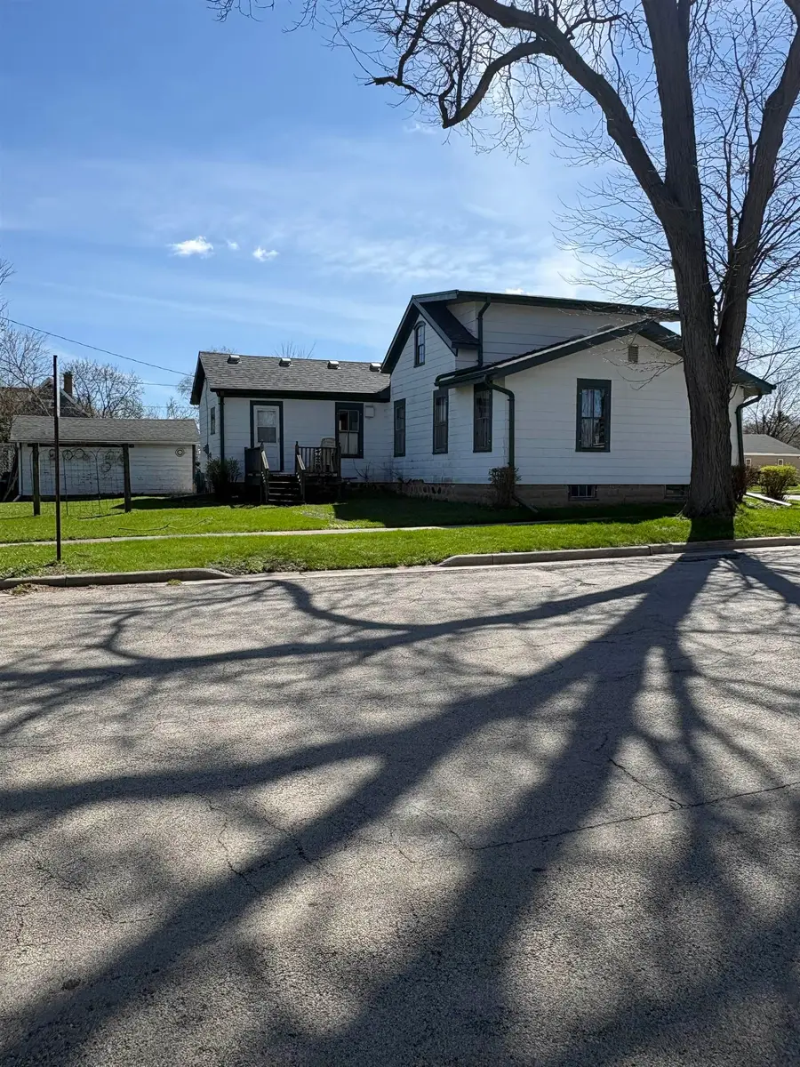233 W Larrabee Street, Omro, WI 54963 - #2