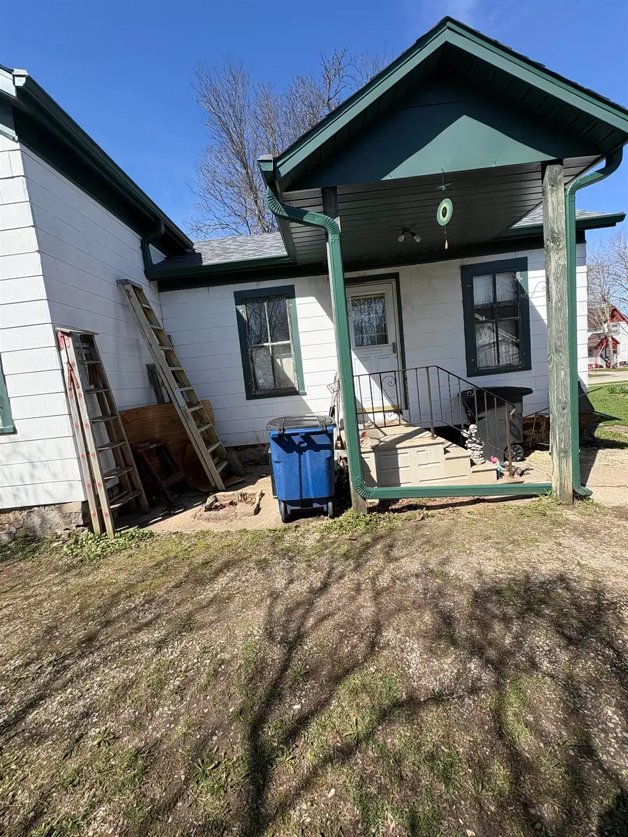 233 W Larrabee Street, Omro, WI 54963 - #3