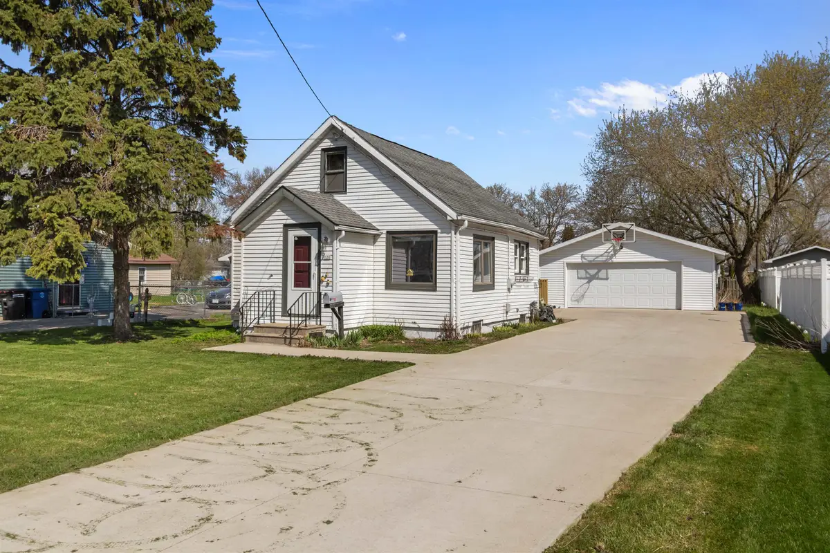 120 Allen Avenue, Oshkosh, WI 54901-1952 - #1