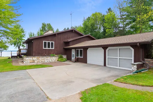 W5790 Point Lane, CRIVITZ, WI 54114