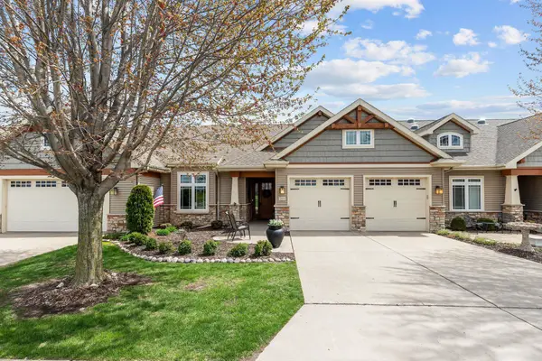 1355 Prairie Lake Circle, NEENAH, WI 54956