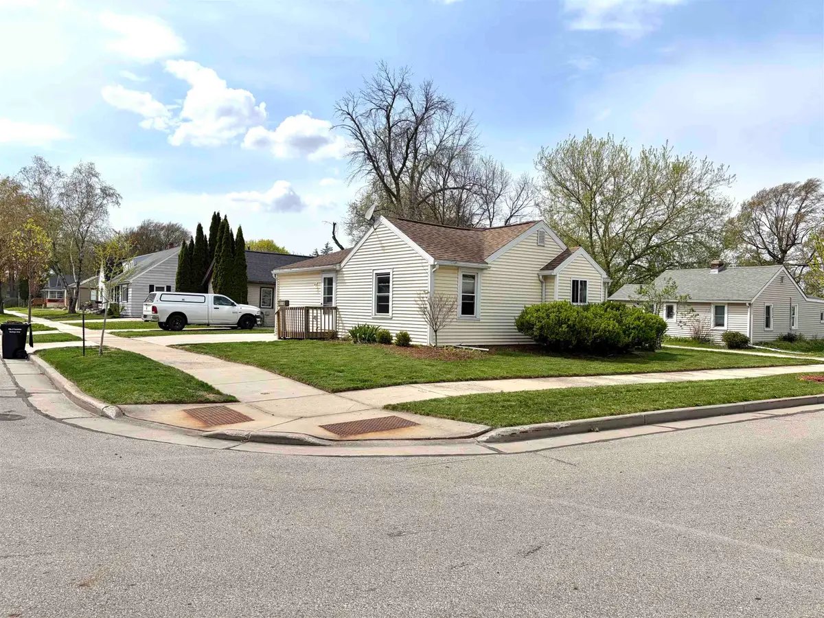 326 E Wilson Avenue, Appleton, WI 54915-2032 - #1
