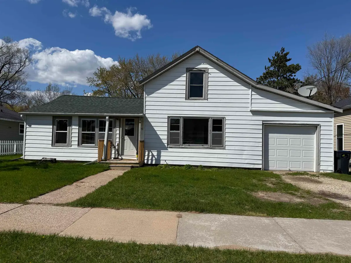 907 Park Avenue, Waupaca, WI 54981-1962 - #1