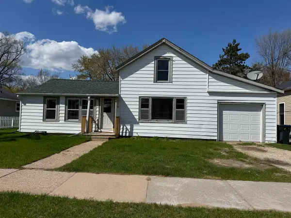 907 Park Avenue, WAUPACA, WI 54981-1962