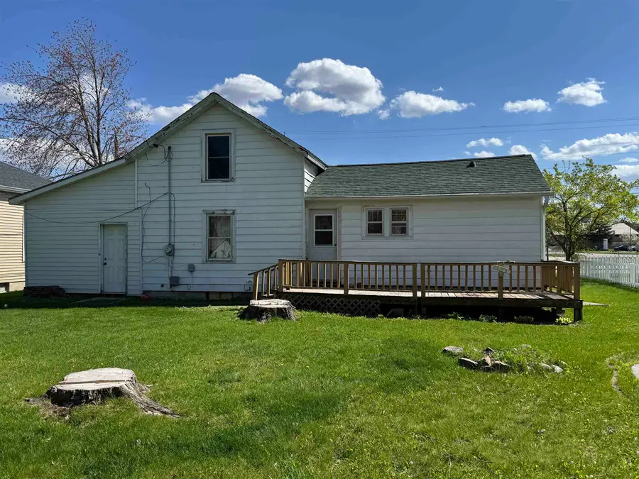 907 Park Avenue, Waupaca, WI 54981-1962 - #2