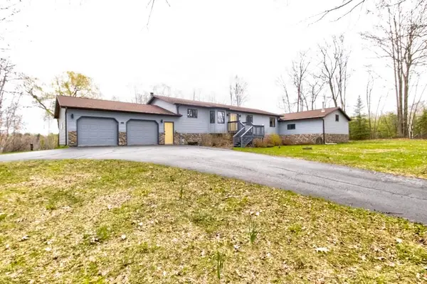 W1724 River Oaks Drive, MARINETTE, WI 54143