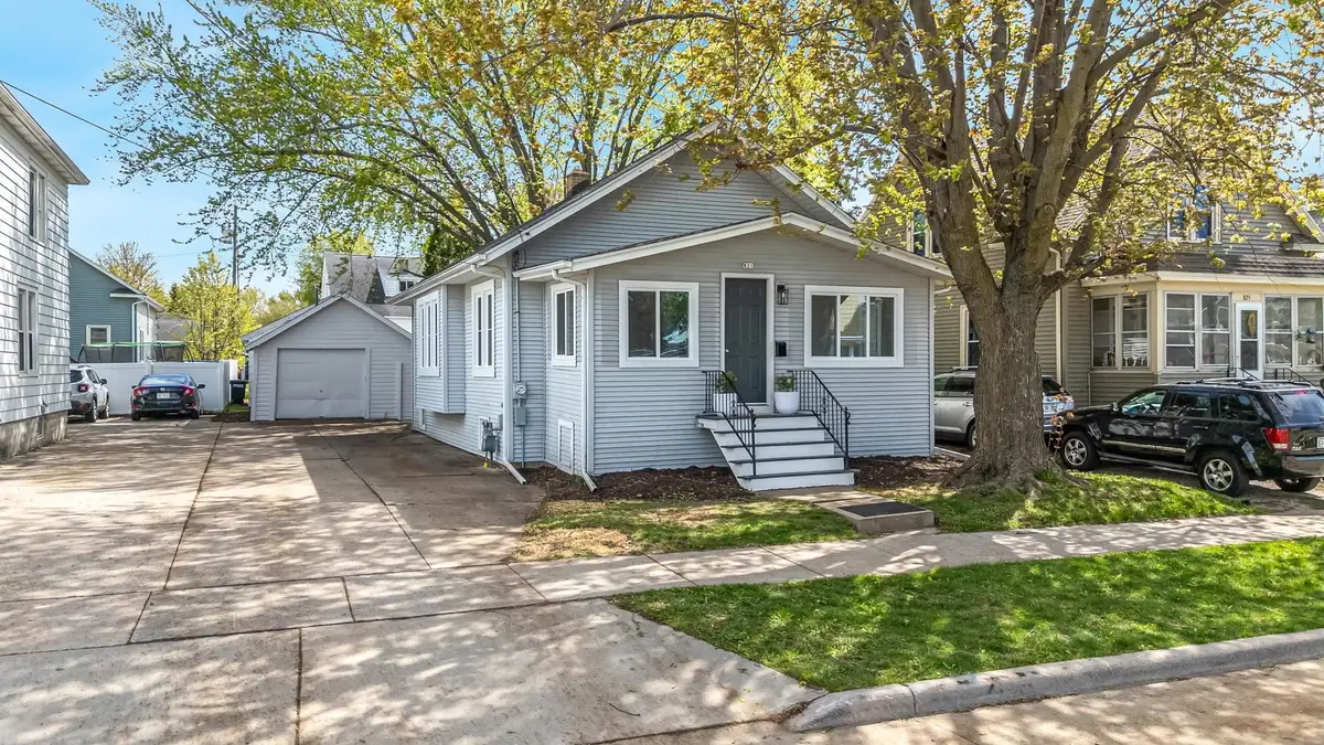 821 W 6th Avenue, Oshkosh, WI 54902 - #1