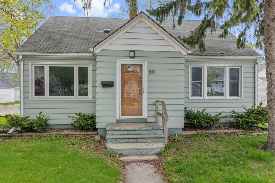 817 N Henry Street, Green Bay, WI 54302-2927 - #2
