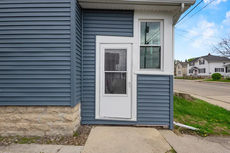 438 W 9th Avenue, Oshkosh, WI 54901 - #3