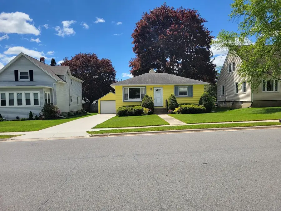135 E Burnett Street, Beaver Dam, WI 53916-1856 - #2