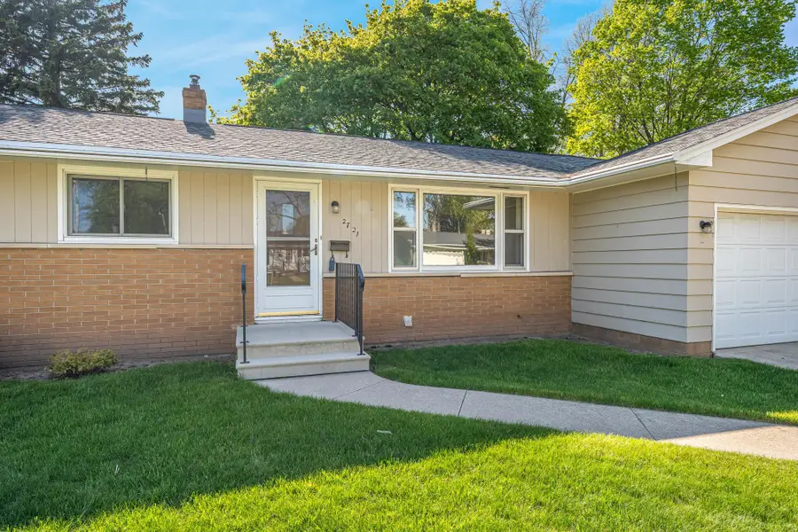 2721 N Viola Street, Appleton, WI 54911-2265 - #2