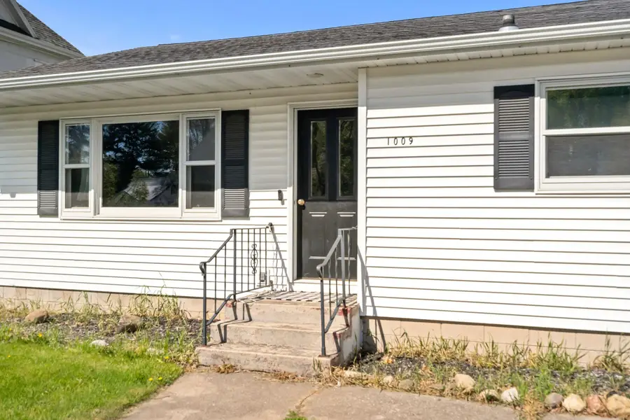 1009 S Pearl Street, New London, WI 54961-1866 - #2