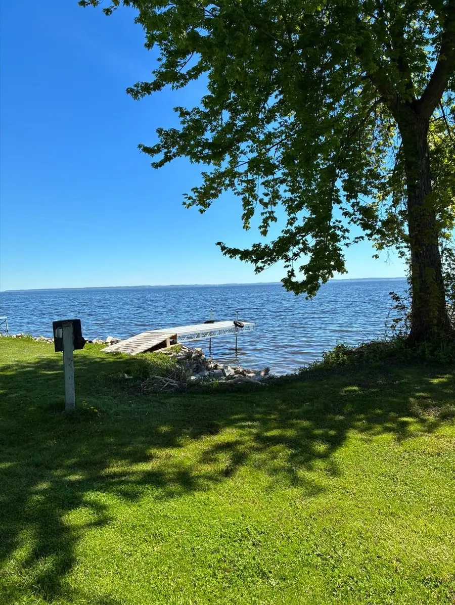 2836 Shorewood Drive, Oshkosh, WI 54901 - #2