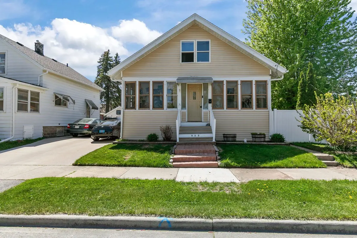 935 W 8th Avenue, Oshkosh, WI 54902-5862 - #1