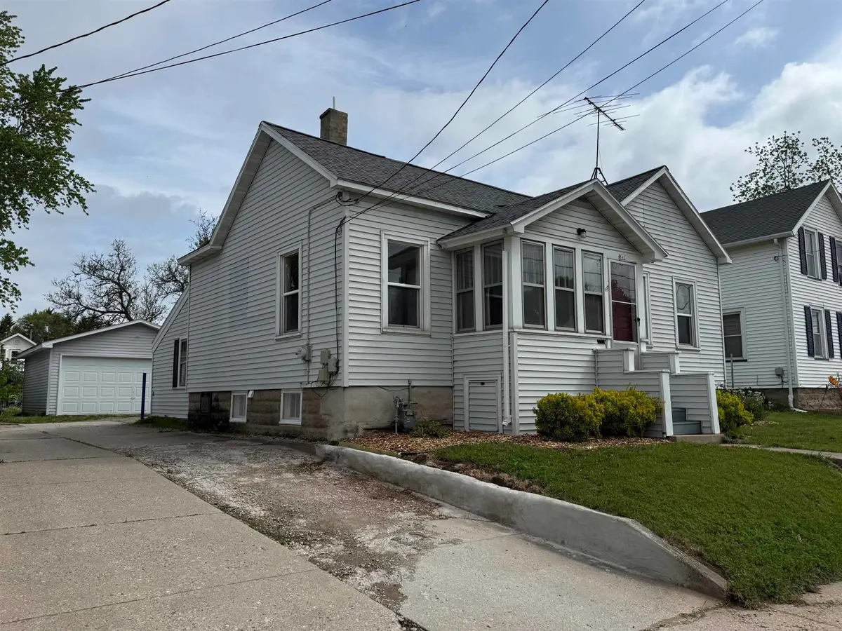 842 W 10th Avenue, Oshkosh, WI 54902 - #1
