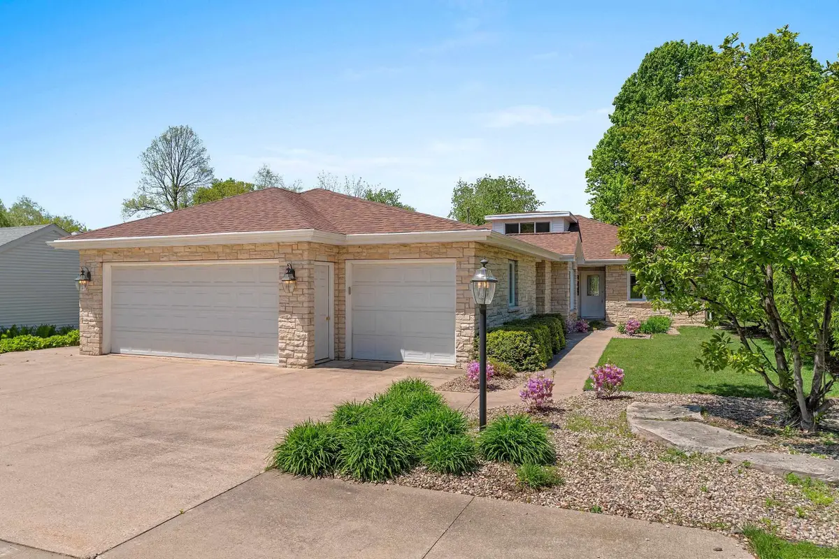 2530 W Palisades Drive, Appleton, WI 54915 - #1
