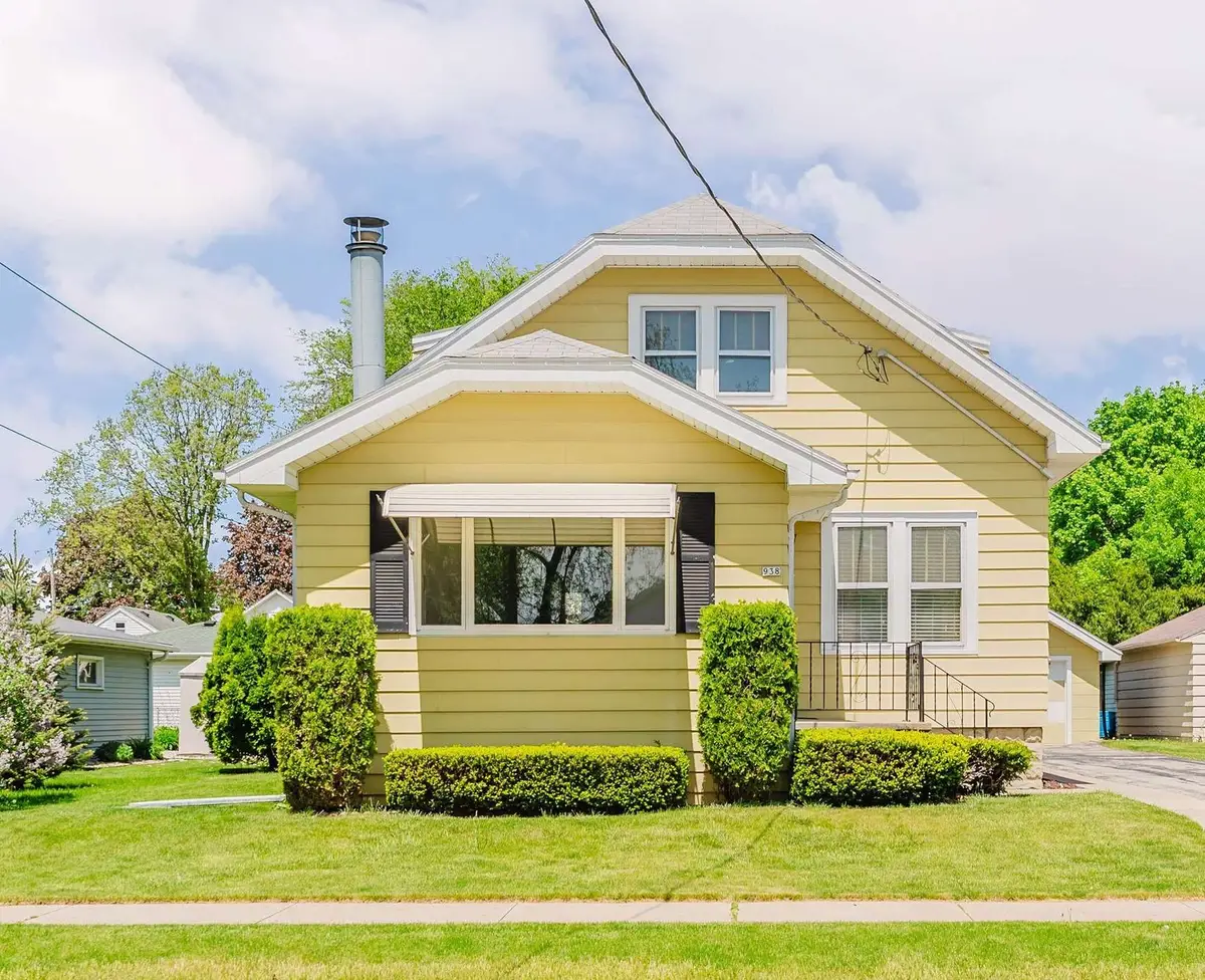 938 W 12th Avenue, Oshkosh, WI 54902 - #1