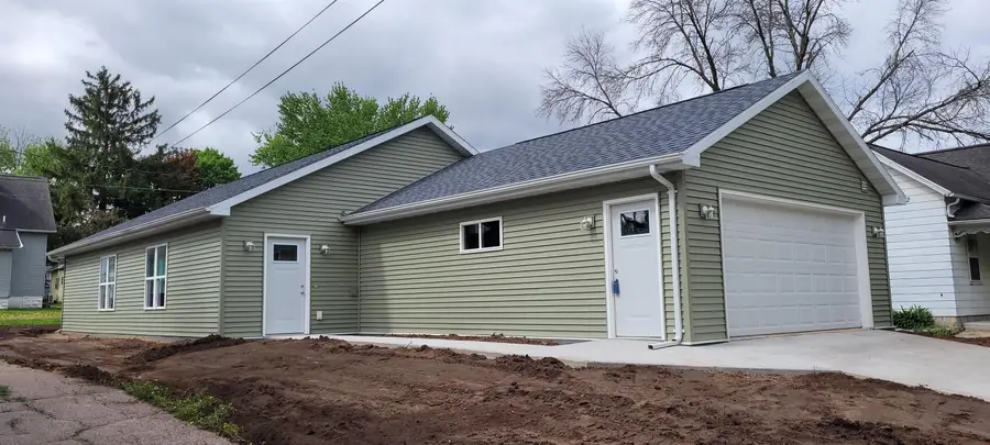 312 E Beacon Avenue, New London, WI 54961 - #2