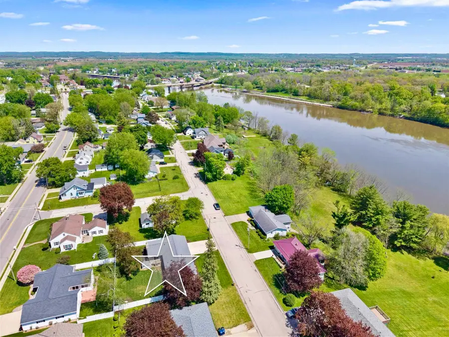 910 Park Street, Wrightstown, WI 54180-1022 - #2