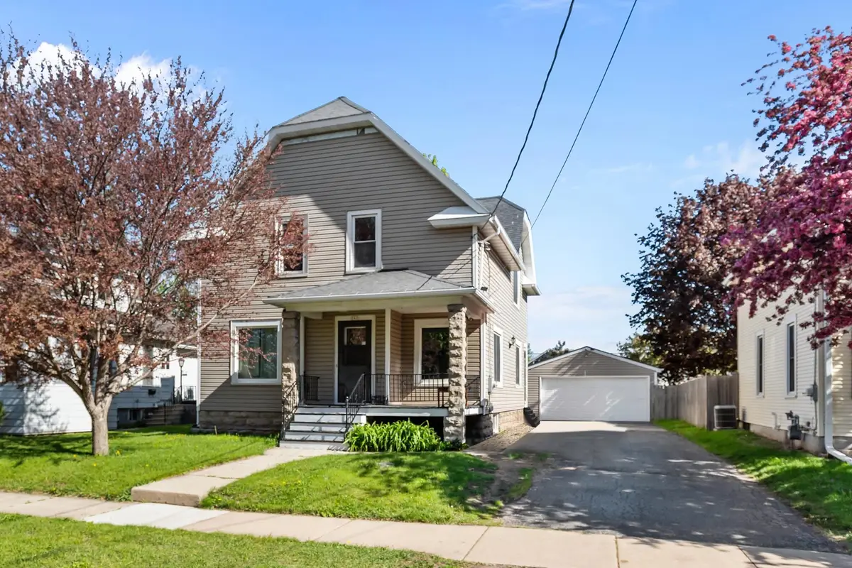 242 W 14th Avenue, Oshkosh, WI 54902 - #1