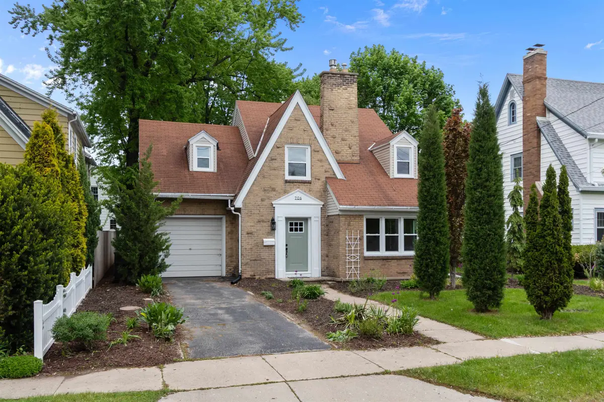 706 Lincoln Street, Neenah, WI 54956 - #1