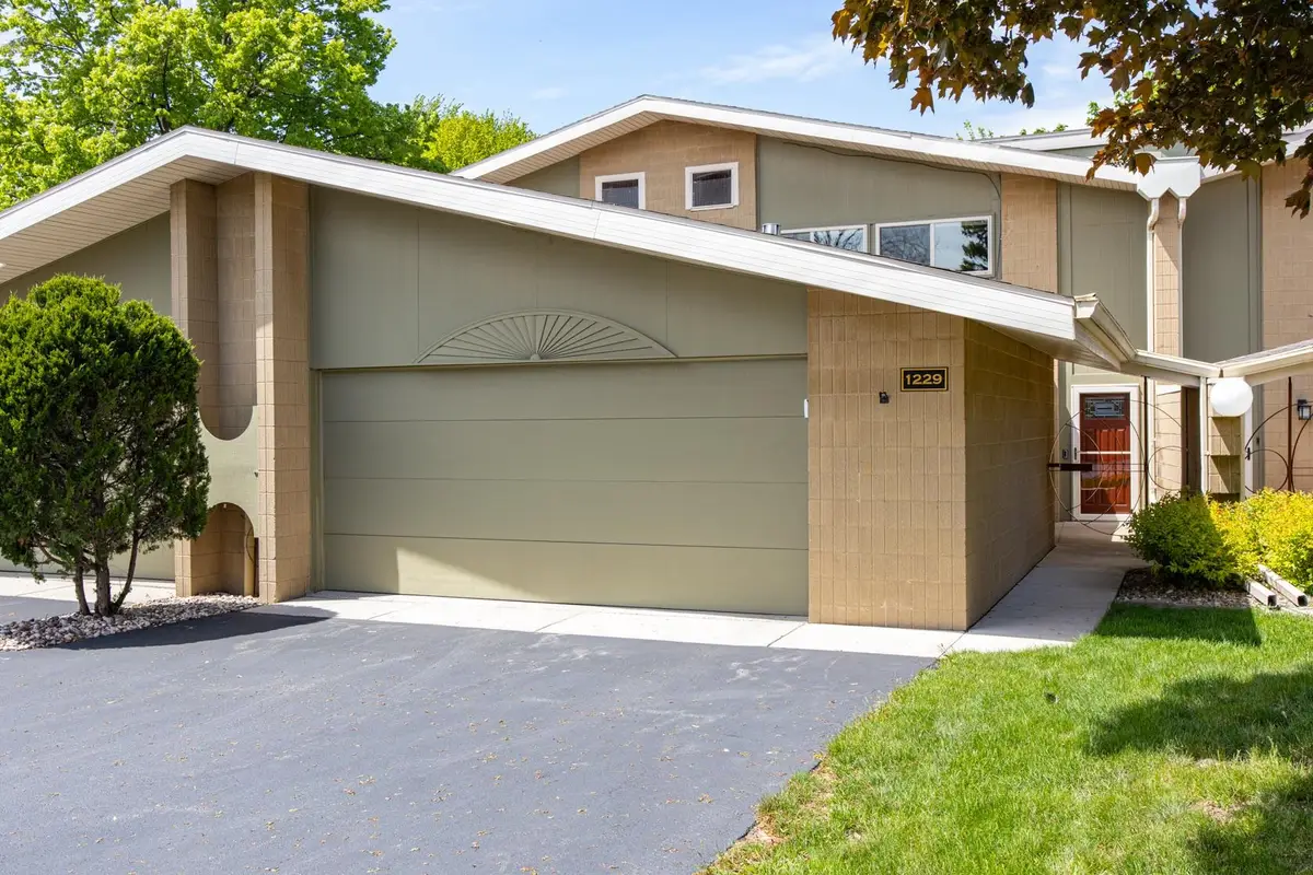 1229 Nicolet Circle, Appleton, WI 54914 - #1